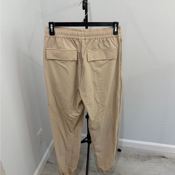 ALO Yoga Beige Cargo Joggers - Picture 2 of 3